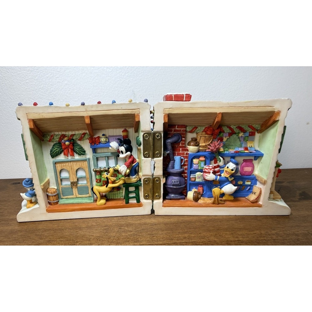 Disney Mickey's Winter Wonderland 1996 General Country store Hinged House Goofy